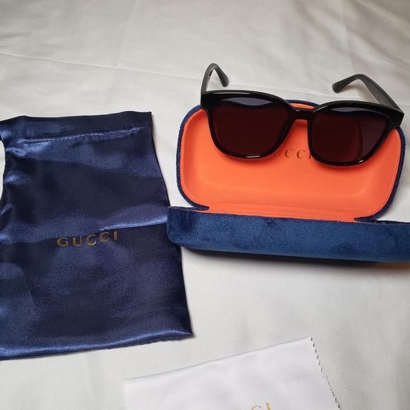 Gucci Black Sunglasses with Blue and Orange Case - Picture 1 of 4